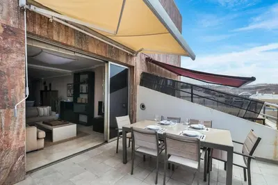 Un balcón o terraza de Spacious Two Bedroom Apartment with Terrace right on the Surf Beach