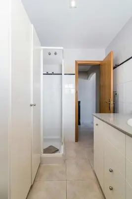 Un baño de Spacious Two Bedroom Apartment with Terrace right on the Surf Beach