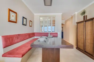 Zona de estar de Spacious Two Bedroom Apartment with Terrace right on the Surf Beach
