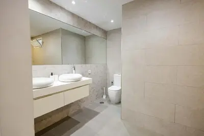 Un baño de Deluxe Canteras Suites - by Gestión Vacacional Canarias