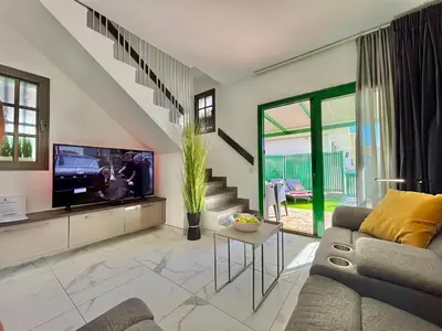 Una televisión o centro de entretenimiento en Cosy Bungalow Capri Maspalomas