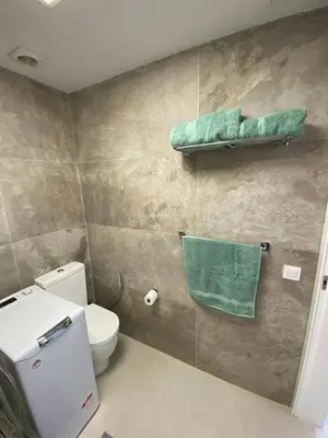 Un baño de Modern Beachfront Studio with Balcony Views NEW