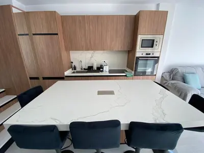 Una cocina o zona de cocina en Modern Beachfront Studio with Balcony Views NEW