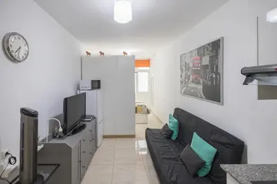 Una televisión o centro de entretenimiento en Comfy Renovated Studio next to the Beach