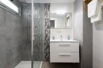 Un baño de 1st Line Pretty Studio Las Canteras