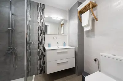 Un baño de 1st Line Pretty Studio Las Canteras