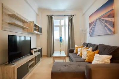 Una televisión o centro de entretenimiento en Canteras Beach Top Home