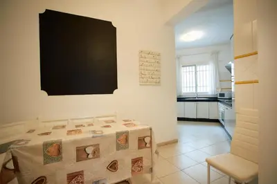 Una televisión o centro de entretenimiento en Canteras Beach Top Home