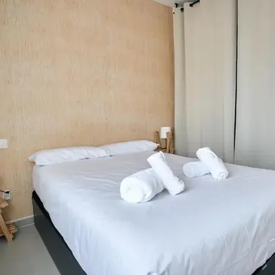 Work & Pet friendly Urban Home next to the Beach