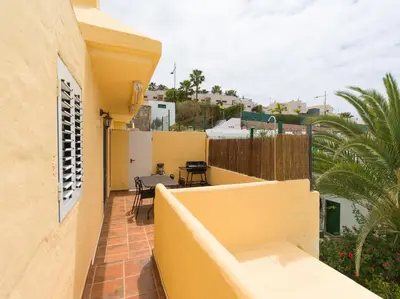 Un balcón o terraza de Private Solarium Home - Terrace & Beach Views