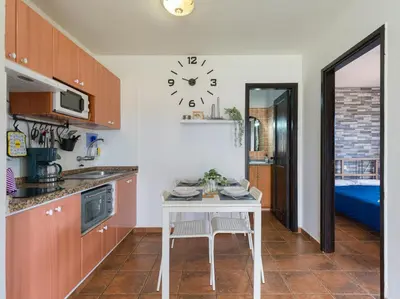 Una cocina o zona de cocina en Private Solarium Home - Terrace & Beach Views