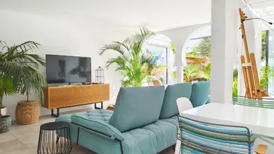 Una televisión o centro de entretenimiento en Stylish Holiday Home with Sea View in Maspalomas