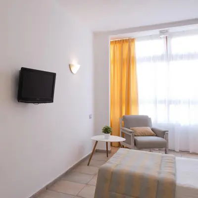 Una televisión o centro de entretenimiento en ApartHotel Idafe