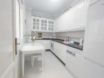 Una cocina o zona de cocina en Pura Vida Beachfront Apartment