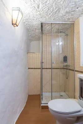 Un baño de Casa Cueva Rural los Pastores