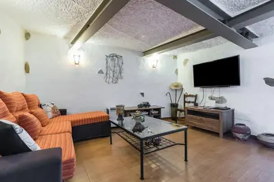 Una televisión o centro de entretenimiento en Casa Cueva Rural los Pastores
