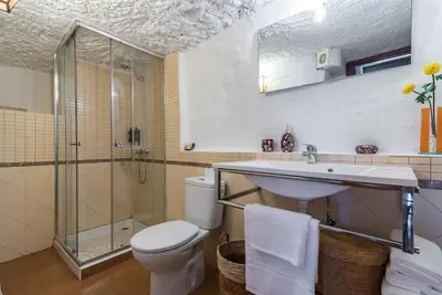 Un baño de Casa Cueva Rural los Pastores
