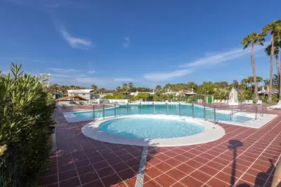 Piscina en o cerca de Private Solarium Bungalow Garden