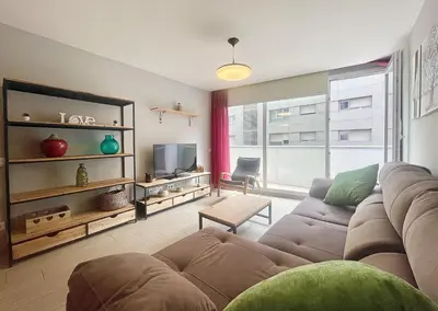 Una televisión o centro de entretenimiento en Urban Beach House