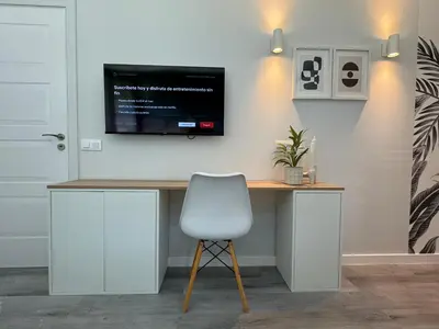 Una televisión o centro de entretenimiento en Danubio Estudios 107