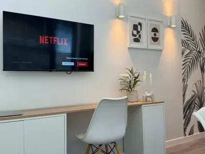 Una televisión o centro de entretenimiento en Danubio Estudios 107