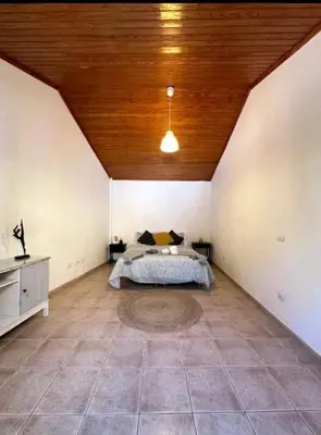 Cama o camas de una habitación en una casa canaria moderna
