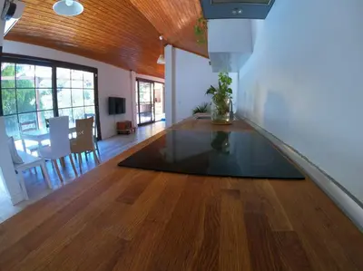 Una televisión o centro de entretenimiento en una casa canaria moderna