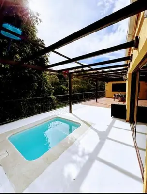 Piscina en o cerca de una casa canaria moderna