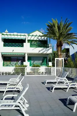 Un balcón o terraza de Sunshine, Pool & Beach