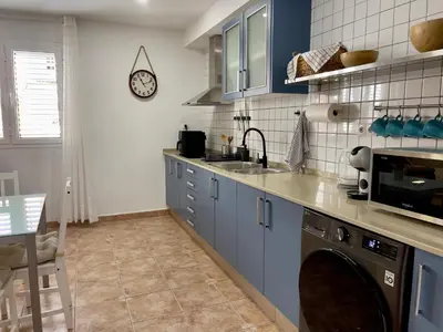 Una cocina o zona de cocina en FlatsBahiaArinaga En Playa de Arinaga con garaje