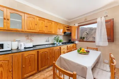 Una cocina o zona de cocina en Vivelorural Casa Pepe vistas a la montaña, Tejeda