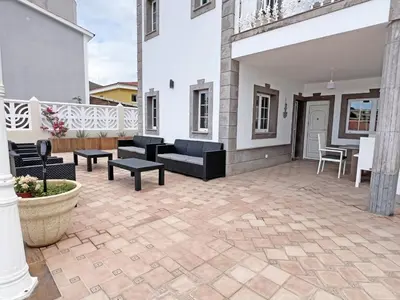 Un balcón o terraza de Villa Esmeralda junto al mar