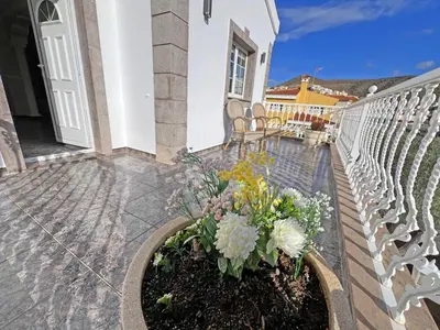 Un balcón o terraza de Villa Esmeralda junto al mar