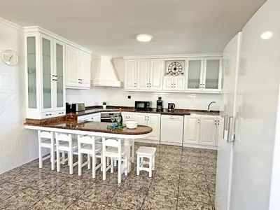 Una cocina o zona de cocina en Villa Esmeralda junto al mar