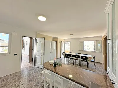 Una cocina o zona de cocina en Villa Esmeralda junto al mar