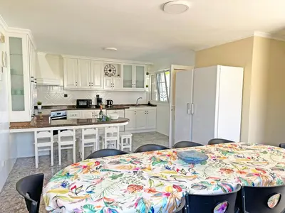 Una cocina o zona de cocina en Villa Esmeralda junto al mar