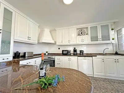 Una cocina o zona de cocina en Villa Esmeralda junto al mar