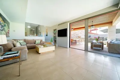 Una televisión o centro de entretenimiento en Casa Aloe del Sol by VillaGranCanaria