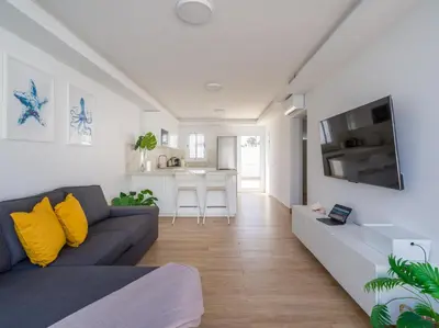 Una televisión o centro de entretenimiento en Seaside Home Playa del Ingles refurbished in 2024