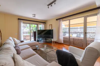 Una televisión o centro de entretenimiento en Serenity Villa Tauro
