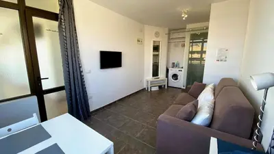 Una televisión o centro de entretenimiento en Mini estudio cerca de la playa