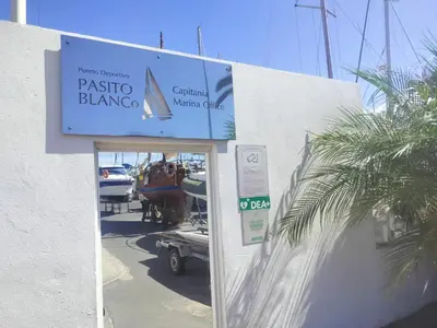 Certificado, premio, señal o documento que está expuesto en Piscina club pasito blanco