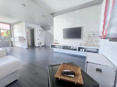 Una televisión o centro de entretenimiento en Oasis House