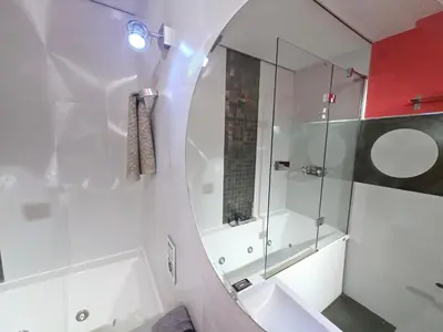 Un baño de Oasis House