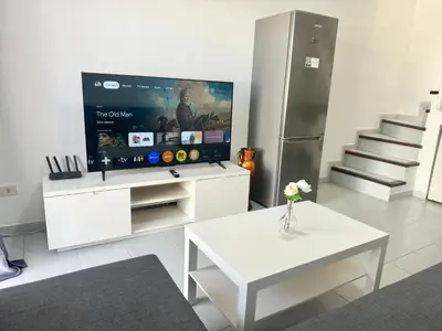 Una televisión o centro de entretenimiento en Cozy Bungalow playmar 23