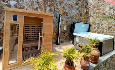 Una televisión o centro de entretenimiento en Magnificent 5-star very large luxury villa sea view jacuzzi and heated pool