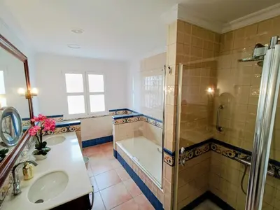 Un baño de Magnificent 5-star very large luxury villa sea view jacuzzi and heated pool