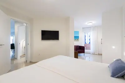 Una televisión o centro de entretenimiento en Suite Altamar, 2 Bedroom - by Gestión Vacacional Canarias