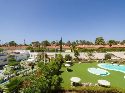 Piscina en o cerca de Freshly Renovated, Walk to Yumbo, Shops & Dining