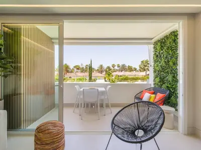 Un balcón o terraza de Freshly Renovated, Walk to Yumbo, Shops & Dining